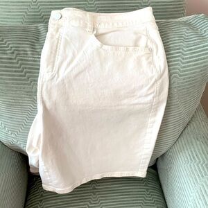 NWOT Lane Bryant Boyfriend, Mid-Rise, 5 Pocket, White Bermuda Shorts. Size 18